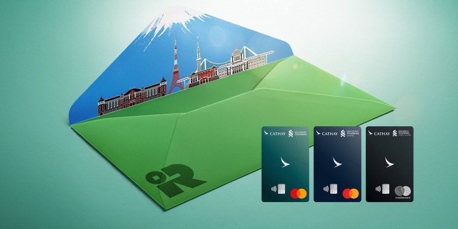 一隻手拿著一張渣打國泰Mastercard，綠色的背景中有雲朵及可見蘋果 iPhone 的陰影。